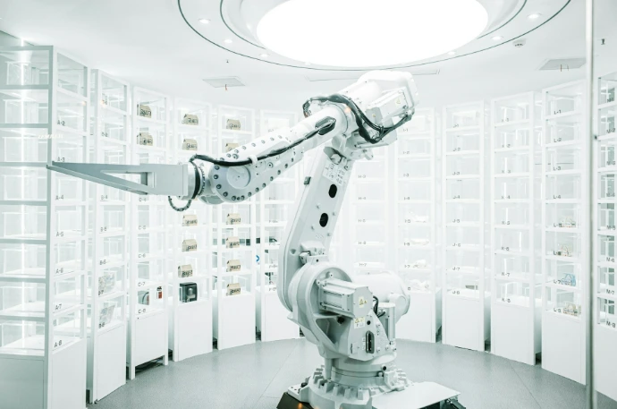 witte robotarm in tentoonstellingsshowroom